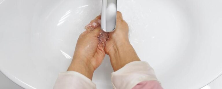 Łatwopalny płyn do dezynfekcji rąk – jakie obowiązki ma pracodawca?