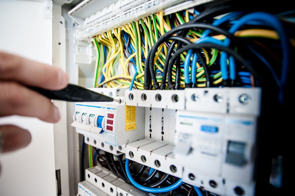 Elektryk przy rozdzielnicy – weryfikacja instalacji elektrycznych w strefach Ex